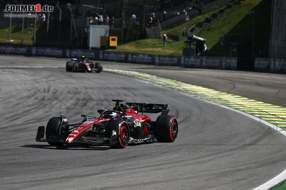 Foto zur News: Valtteri Bottas (4): Ähnlich sieht es beim zweiten Alfa Romeo aus, der ebenfalls am Ende des Feldes rumkrebste. Ja, viel kann man aus dem Auto nicht herausholen, aber Platz 18 im Qualifying und Platz 19 im Sprint, wo er hinter Zhou landete, ist eben auch alles andere als &quot;befriedigend&quot;.