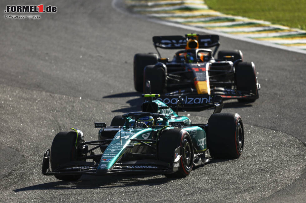 Foto zur News: Sergio Perez (3): Klar, das Duell mit Alonso war klasse, und endlich war er wieder einmal näher dran an Max Verstappen. Unter dem Strich hat er das Podium aber verpasst und sich von Alonso ein wenig in die Falle locken lassen. Schuld war aber auch ein schlechtes Qualifying, wo er durch den Abflug von Piastri aber gehandicapt wurde.