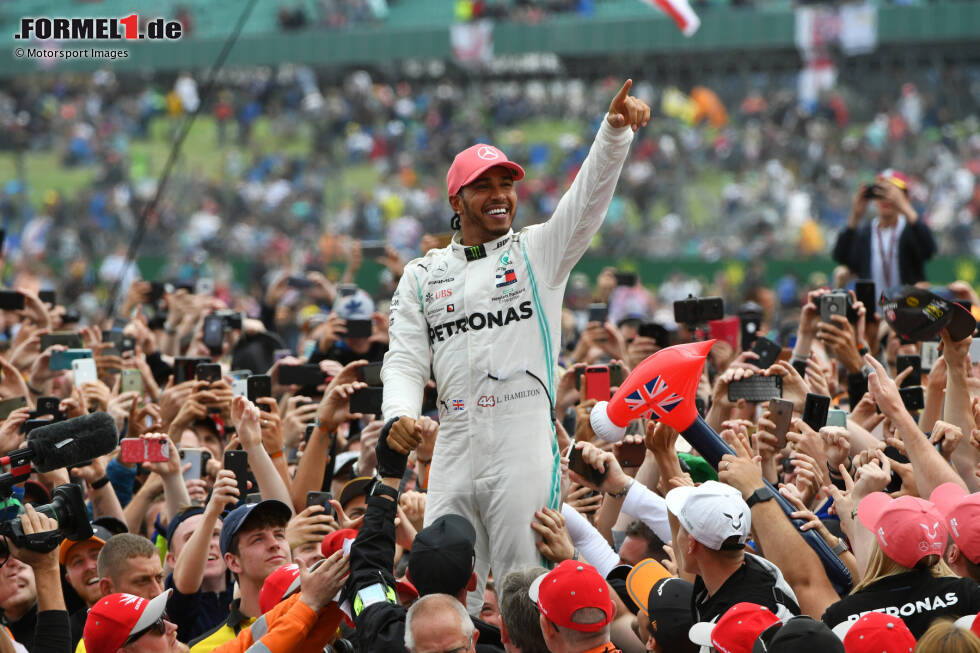 Foto zur News: Lewis Hamilton (Großbritannien): Mit McLaren gewinnt er 2008 erstmals die Weltmeistschaft, aber ab 2013 mit Mercedes ist er fast nicht zu stoppen. Hamilton holt 2014, 2015, 2017, 2018, 2019 und 2020 weitere Titel und stellt Schumachers WM-Rekord ein, wird zum nach Siegen erfolgreichsten Formel-1-Fahrer.