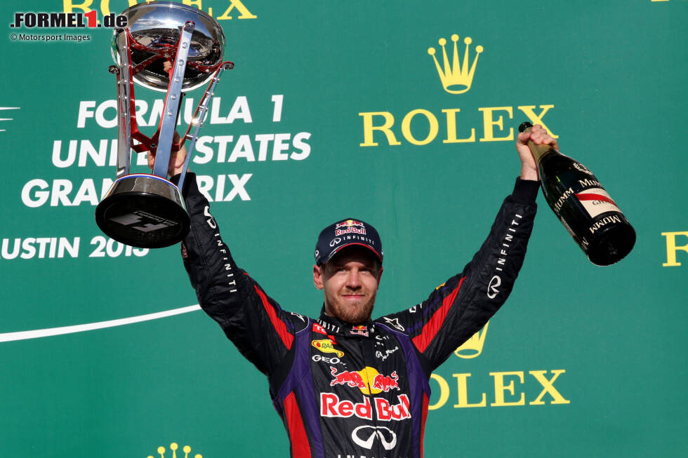 Foto zur News: Sebastian Vettel (Deutschland): Verstappens &quot;Weltmeister-Vorgänger&quot; bei Red Bull gewinnt von 2010 bis 2013 gleich vier Titel in Folge, was vor ihm nur Juan Manuel Fangio und Michael Schumacher geschafft haben. Und: Vettel ist mit 25 Jahren jüngster Dreifach-Champion. Er beendet seine Formel-1-Karriere nach der Saison 2022.