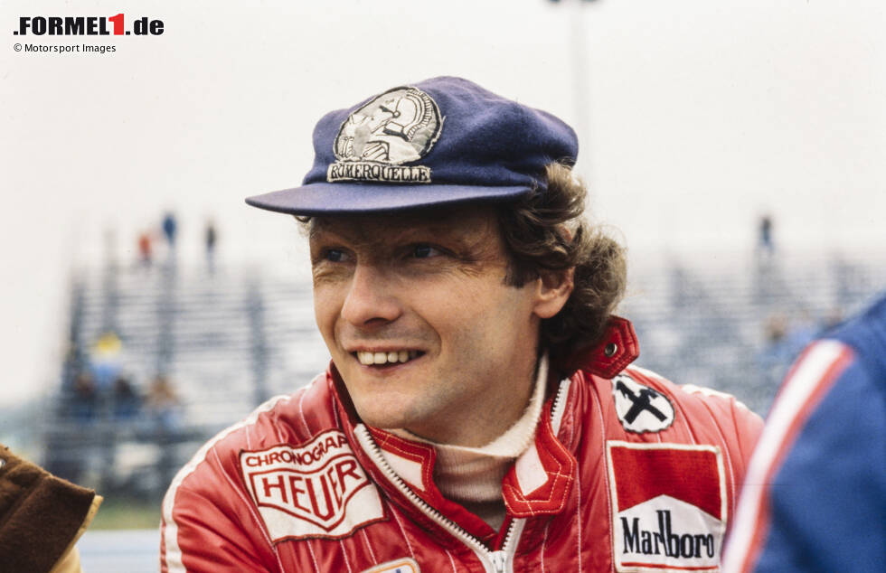 Foto zur News: Niki Lauda (Österreich): Sein großer Durchbruch gelingt in der Saison 1975 mit Ferrari, Lauda wird erstmals Weltmeister. 1976 unterliegt er nach seinem schweren Unfall McLaren-Fahrer James Hunt, wird aber 1977 erneut Champion. Nach einer Formel-1-Pause kehrt er zurück und holt 1984 für McLaren nochmals den Titel, hört Ende 1985 auf.