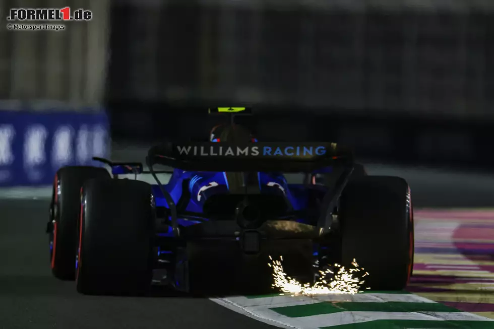 Foto zur News: ... Logan Sargeant kommt im Williams FW45 nicht viel weiter: Erst wirft ihn ein Regelverstoß zurück, dann berührt auch er die Banden und muss sein Auto am Streckenrand abstellen. Doch schon am Sonntag ...