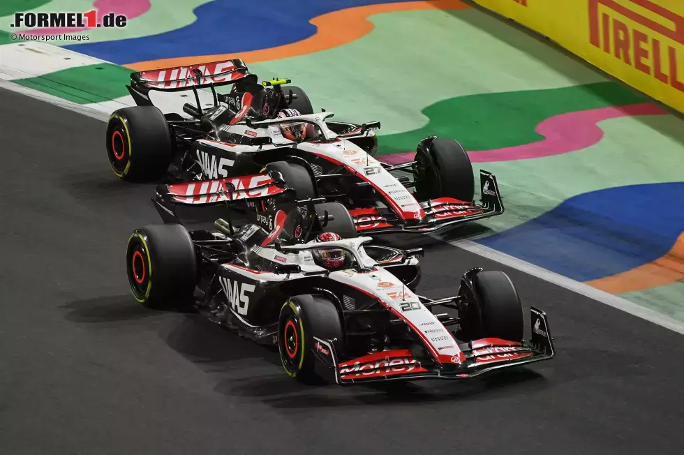 Foto zur News: ... Kevin Magnussen im Haas, der im vierten Versuch gegen Yuki Tsunoda im AlphaTauri erfolgreich ist und so den ersten Saisonpunkt für sein Team sicherstellt. Nico Hülkenberg dagegen geht als Zwölfter erneut leer aus, hat aber ...