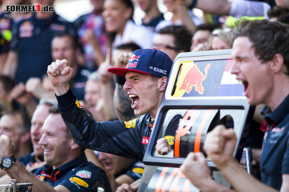 Foto zur News: 2016 - 4 Fahrerwechsel: Red Bull tauscht die Cockpits von Max Verstappen und Daniil Kwjat und liegt damit goldrichtig - der Niederländer siegt beim Debüt. Fernando Alonso muss nach seinem Crash in Melbourne pausieren, was das Debüt von Stoffel Vandoorne ermöglicht. Bei Manor fliegt Rio Haryanto zur Sommerpause raus, Esteban Ocon kommt.