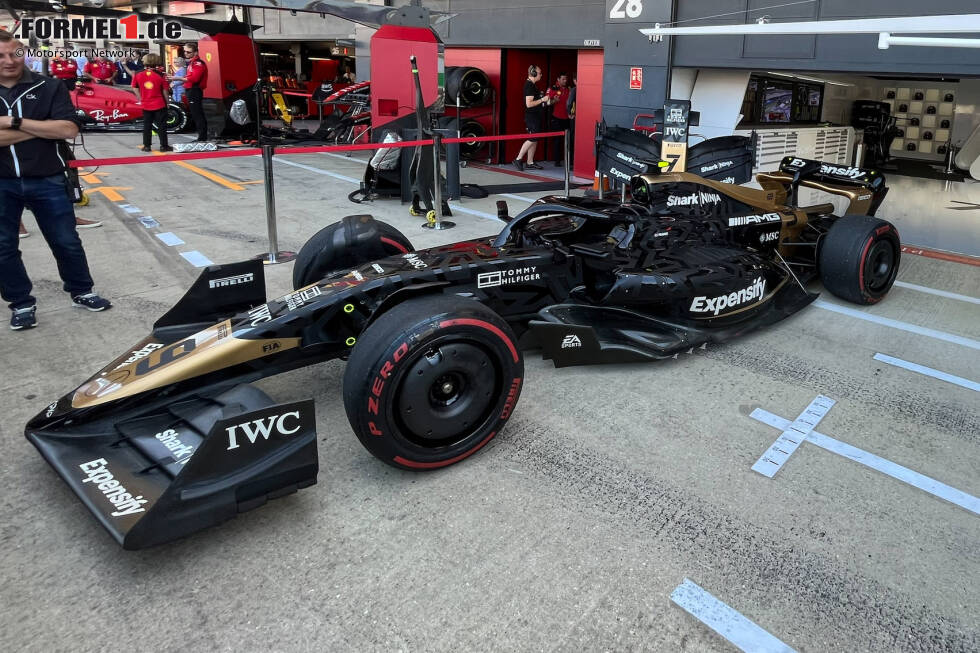 Foto zur News: ... von Silverstone ist das Film-Auto erstmals in seiner ganzen Pracht zu sehen. Und wer nicht weiß, dass ...