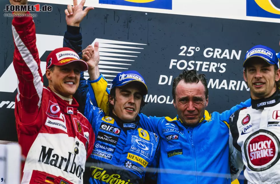 Foto zur News: 2005 (als San-Marino-Grand-Prix): Fernando Alonso (Renault) vor Michael Schumacher (Ferrari) und Alexander Wurz (McLaren)