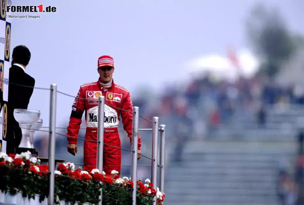 Foto zur News: 2003 (als San-Marino-Grand-Prix): Michael Schumacher (Ferrari) vor Kimi Räikkönen (McLaren) und Rubens Barrichello (Ferrari)