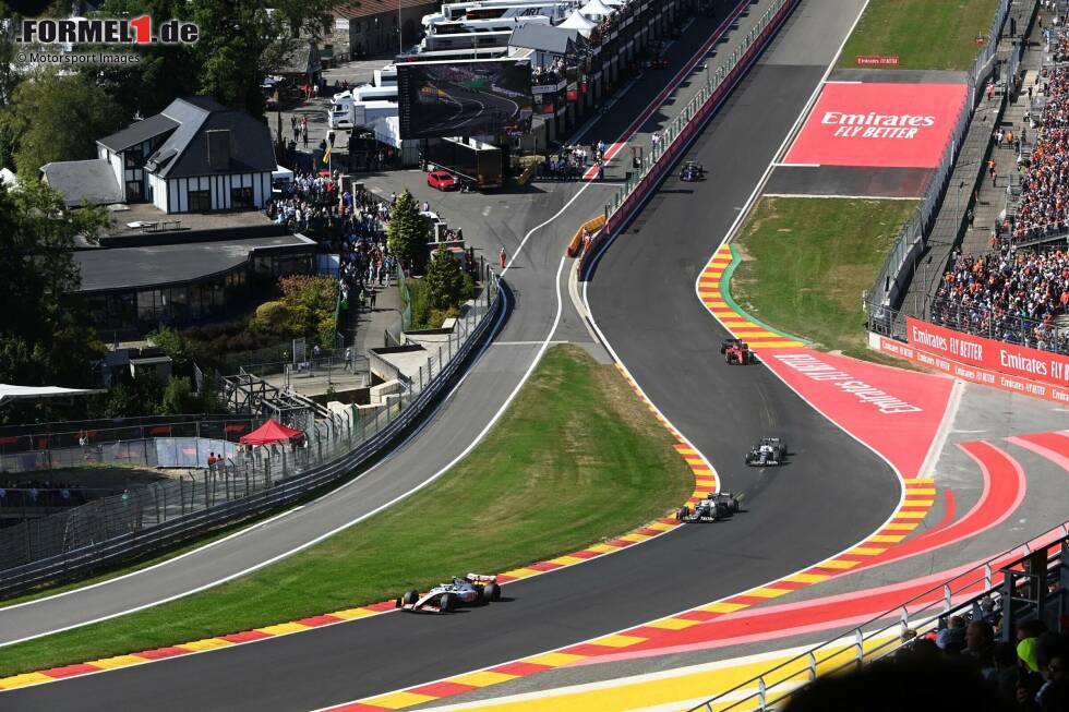 Foto zur News: 14. Spa-Francorchamps, Belgien (28. Juli 2024) - Der Klassiker rund um die berüchtigte Eau-Rouge-Kurve rückt 2024 vor die Sommerpause. Der Umbau 2022 hat die Strecke wieder etwas herausfordernder gemacht und zahlreiche Kiesbetten reinstalliert. Michael Schumacher feierte in seinem &quot;Wohnzimmer&quot; sein erstes F1-Rennen und seinen ersten Sieg.