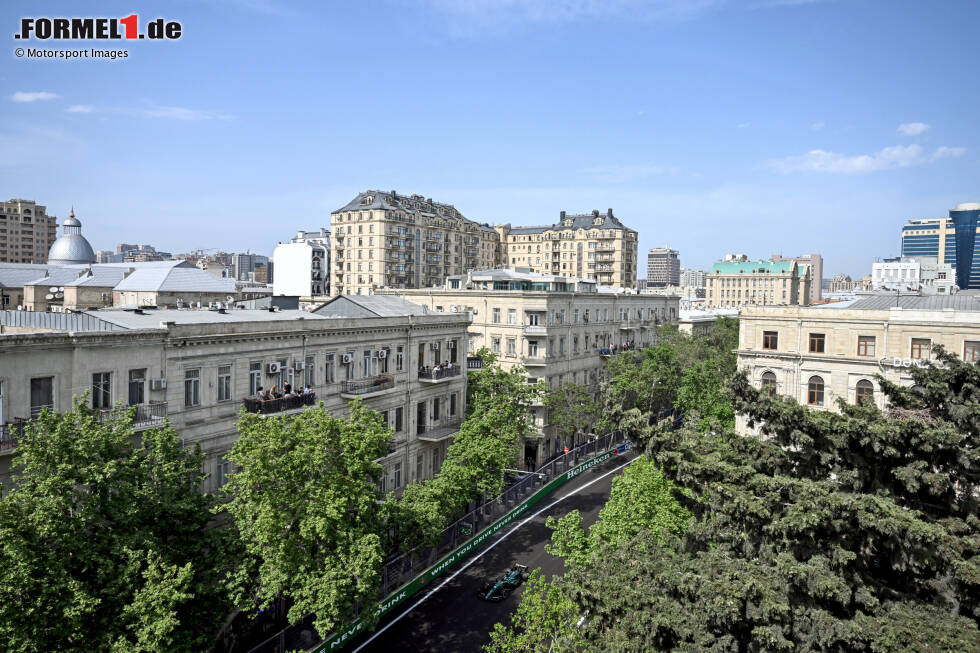 Foto zur News: 17. Baku, Aserbaidschan (15. September 2024) - Ungewöhnlich spät ist die Formel 1 in der Hauptstadt von Aserbaidschan zu Gast, wo die Fahrer ein abwechslungsreicher Kurs erwartet: Es geht vorbei an Engstellen rund um die historische Altstadt und dann auf eine 2,2 Kilometer lange Highspeed-Gerade.