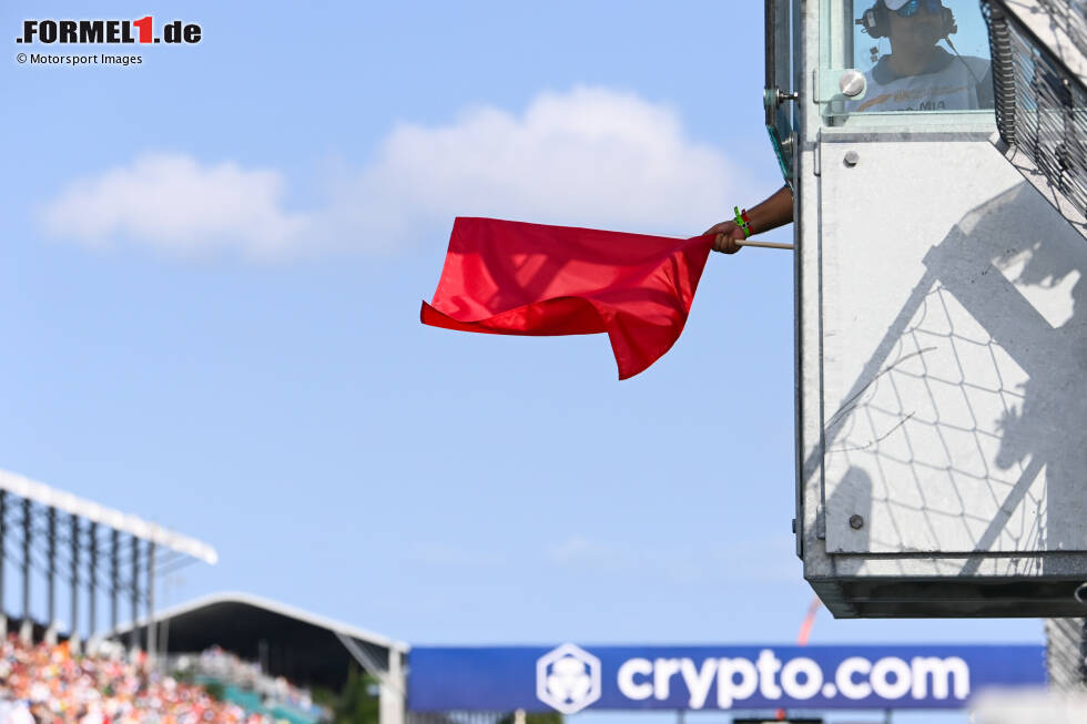 Foto zur News: ... die Einheit wird nach gut fünfeinhalb Minuten mit der roten Flagge unterbrochen (Symbolbild), weil ...