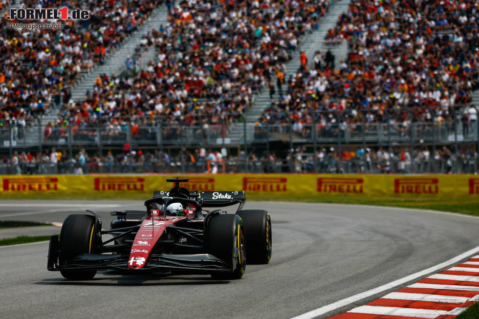 Foto zur News: Valtteri Bottas im Alfa Romeo C43 fährt im 1. Freien Training in Montreal mit 1:18.728 Minuten die Bestzeit, aber unter ganz besonderen Umständen. Denn ...