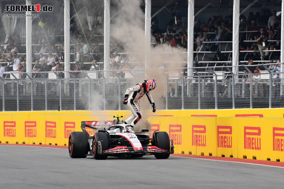 Foto zur News: ... Nico Hülkenberg trifft es: Bei seinem Haas VF-23 geht auf Start und Ziel der Motor hoch, der Deutsche muss sich in Sicherheit bringen. Hülkenberg und Ocon verpassen deshalb einiges an Trainingszeit in Montreal und lösen jeweils Rotphasen aus. Ganz zum Schluss ...