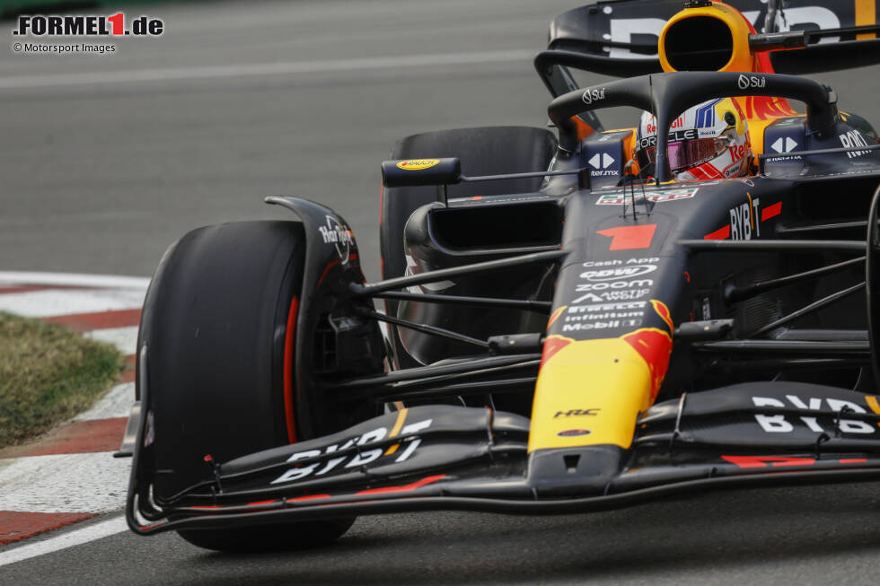 Foto zur News: ... fährt Weltmeister Max Verstappen im Red Bull RB19 auf Medium mit 1:17.5 Minuten, aber Ferrari ist ihm dicht auf den Fersen mit Charles Leclerc und etwas weiter dahinter folgt Aston Martin mit Fernando Alonso. Auf eine Runde im Freien Training belegt dieses Trio die Plätze sechs, fünf und vier, während ...