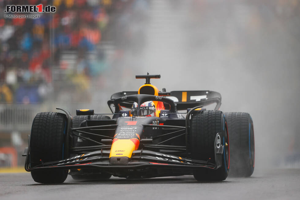 Foto zur News: Max Verstappen im Red Bull RB19 fährt im 3. Freien Training auf nasser Strecke überzeugend zur Bestzeit. Mit Intermediates kommt er auf 1:23.106 Minuten und ist damit gut drei Zehntel schneller als Charles Leclerc im Ferrari SF-23 - und schon der Dritte hat über eine Sekunde Rückstand. Auf P4 dann ...