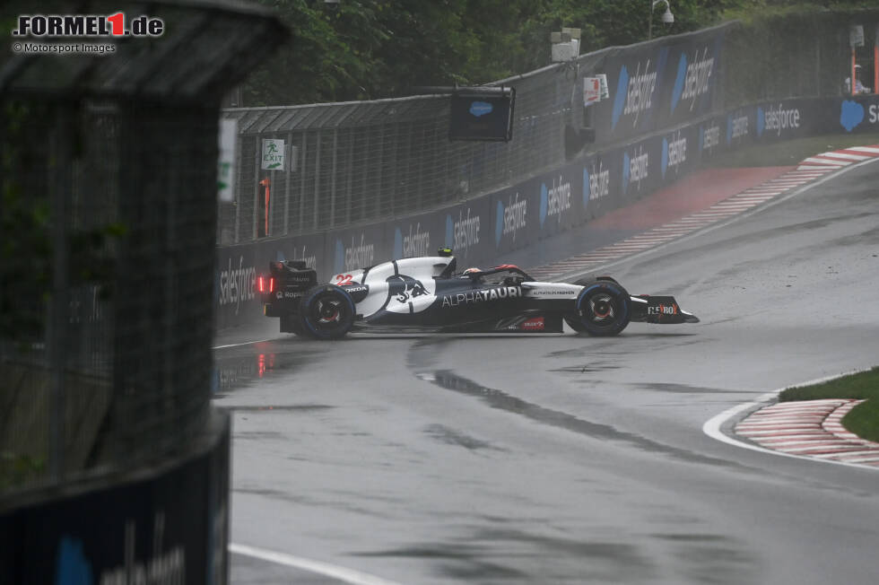 Foto zur News: ... nur kleinere Ausrutscher und Dreher wie dieser hier von Yuki Tsunoda im AlphaTauri AT04, doch als Achter schlägt sich der Japaner unterm Strich solide. Im Qualifying ...