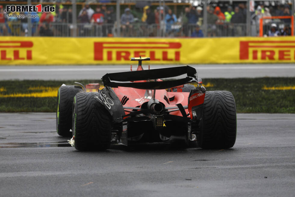 Foto zur News: ... er nicht mehr weitermachen kann. Der Ferrari ist vorne und hinten ziemlich demoliert, weshalb die Mechaniker bis zum Qualifying einen straffen Zeitplan vor sich haben, damit Sainz normal teilnehmen kann. Das gelingt aber und Sainz ist dann normal dabei. Darüber hinaus gibt es im 3. Training ...