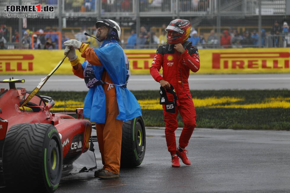 Foto zur News: ... Carlos Sainz im zweiten Ferrari, der zur Mitte der Einheit zum Fußgänger wird: Er verliert sein Auto vor Kurve 1 und schlägt dort in die Banden ein, sodass ...