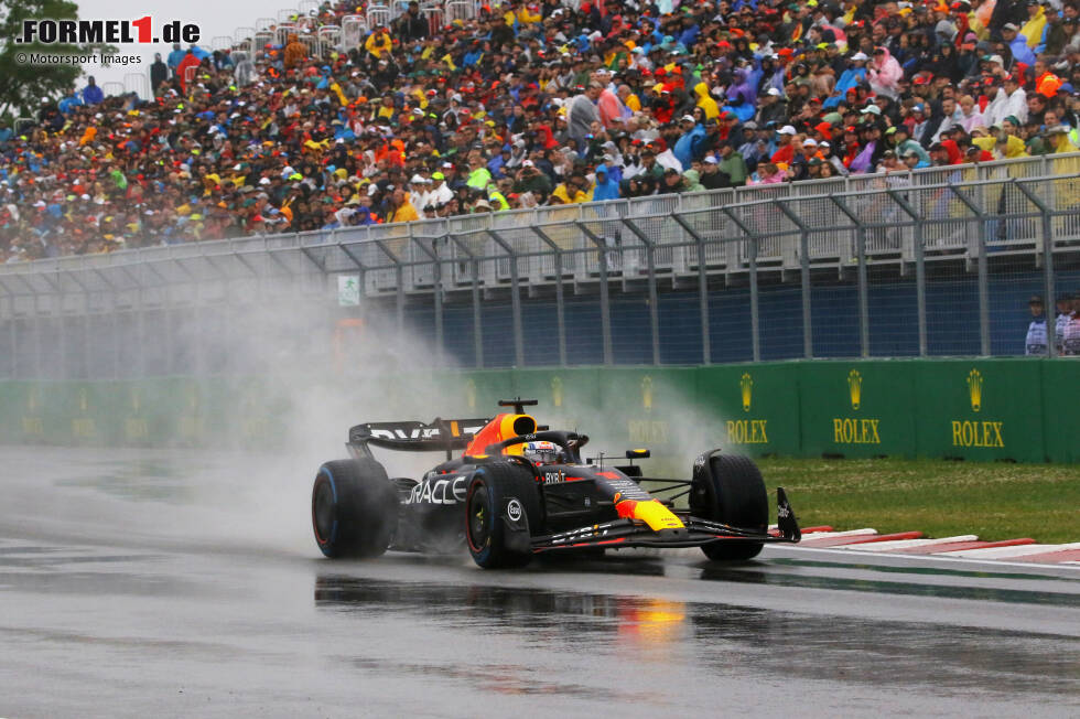 Foto zur News: ... ist das Wetter wechselhaft, aber Verstappen wird im Red Bull seiner Favoritenrolle gerecht und sichert sich deutlich die Poleposition. Die große Überraschung aber wird ...