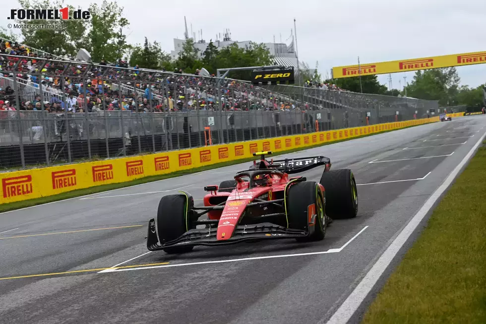 Foto zur News: ... Carlos Sainz im Ferrari auf sich: Er steht praktisch pausenlos im Weg und muss sich nachträglich vor den Sportkommissaren verantworten. Auch er muss in der Startaufstellung drei Plätze nach hinten. Auf der Strecke erzielt er P8, nur knapp vor dem ...