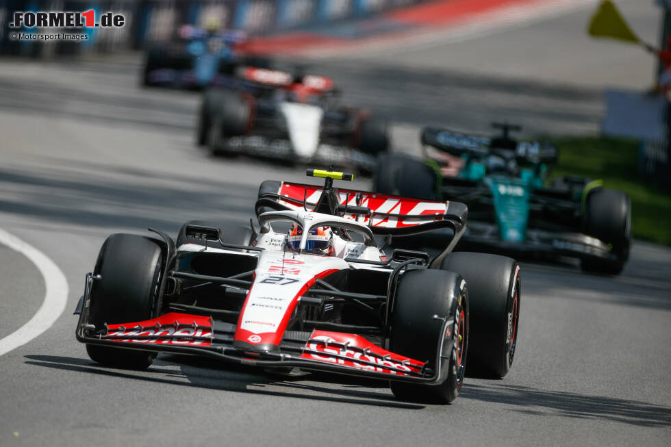 Foto zur News: ... Nico Hülkenberg im Haas VF-23 bedeutet ein früher Stopp das Ende aller Hoffnungen auf Punkte, weil danach die Konkurrenz unter Gelb zum Reifenwechsel kommt und sich viel Zeit spart. Das wirft Hülkenberg im Ziel auf P15 zurück, obwohl er von P5 losgefahren ist. Noch schlimmer ...