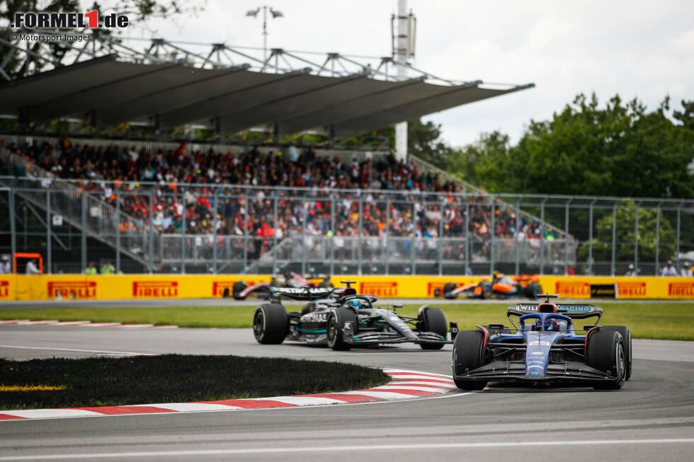 Foto zur News: ... Alexander Albon im Williams FW45 mit dem Update, denn dem ausgezeichneten Qualifying lässt er P7 im Rennen folgen und wird zum &quot;Fahrer des Tages&quot; gewählt, weil er dem DRS-Zug hinter sich standhält. Pech dagegen für ...