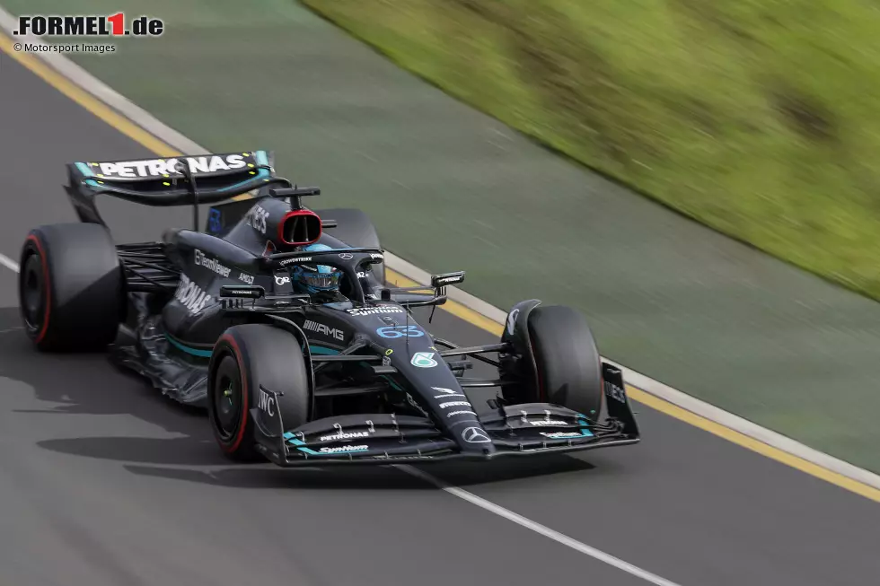 Foto zur News: ... etwas überraschend George Russell im Mercedes W14 neben ihm in Reihe eins. Russell hat es somit wieder geschafft, seinen Teamkollegen Lewis Hamilton im Qualifying zu schlagen, bereits zum dritten Mal beim dritten Grand Prix. Geschlagen ist auch ...