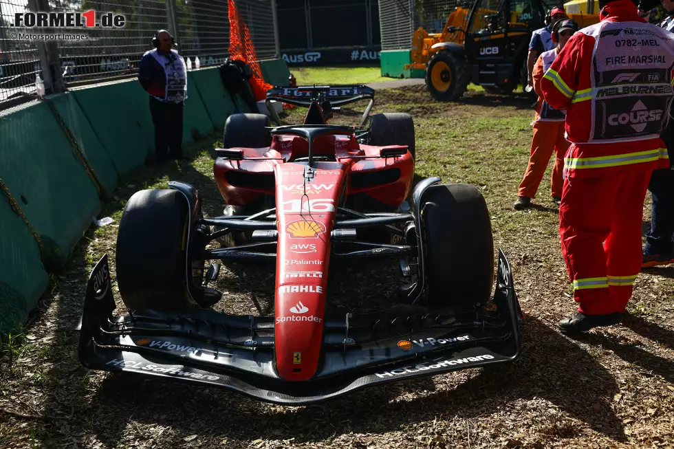 Foto zur News: ... Ferrari punktet nicht, weil Charles Leclerc schon in Runde eins nach einer Berührung mit Lance Stroll im Aston Martin ausfällt und Sainz für die Aktion gegen Alonso mit einer Strafe belegt wird. Neben Leclerc zählt auch ...