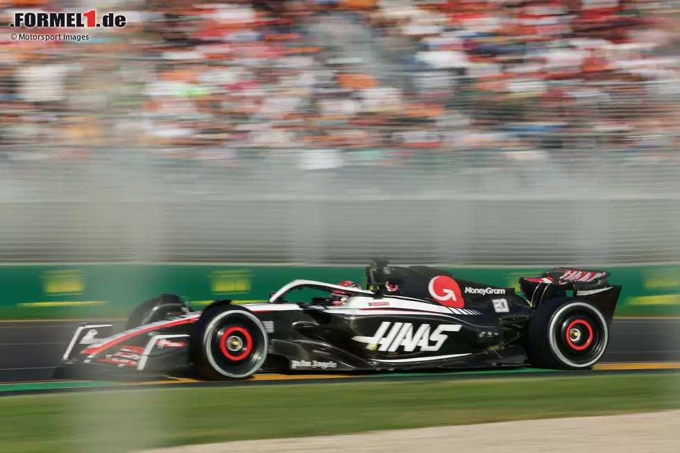 Foto zur News: ... kracht Kevin Magnussen im Haas VF-23 in die Bande und löst eine weitere Rotphase aus, weil sich Teile seiner Felge hinten rechts über die ganze Strecke verteilen. Magnussens Teamkollege ...