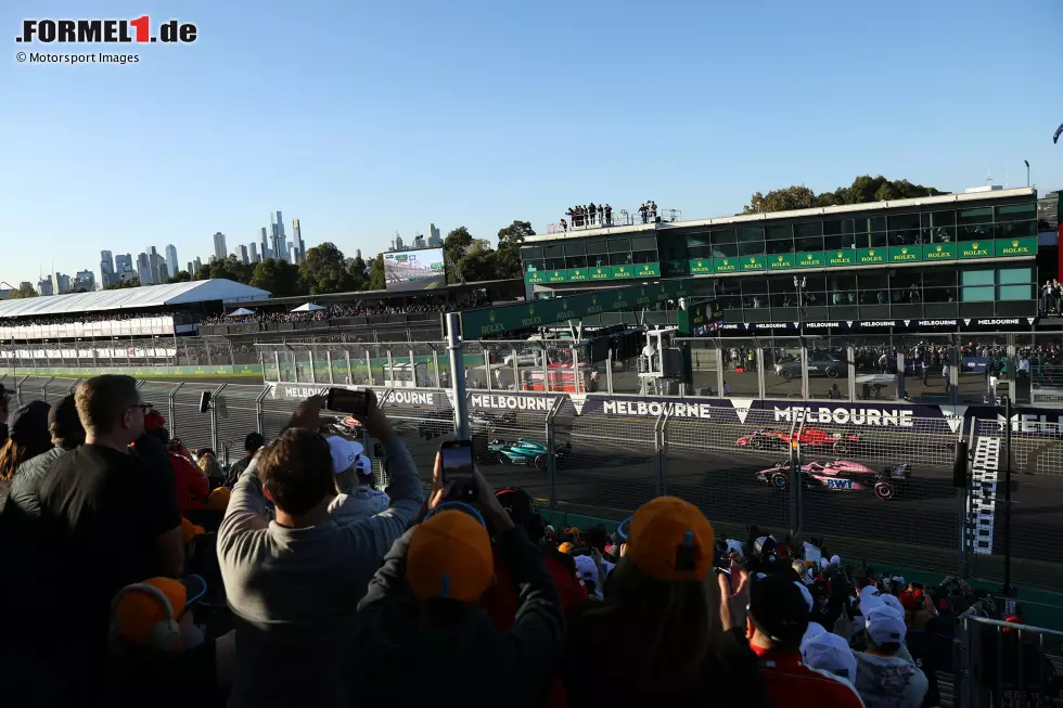 Foto zur News: ... umgedreht von Carlos Sainz im Ferrari SF-23, es kommt zu zahlreichen weiteren Zwischenfällen und chaotischen Szenen im Rennen, das schließlich mit einer langsamen Runde unter Gelb zu Ende geht. Kurz davor ...