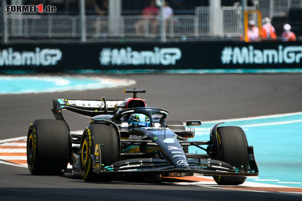 Foto zur News: Mit einer Last-Minute-Runde setzt sich George Russell im Mercedes W14 beim 1. Freien Training in Miami durch und ist mit 1:30.125 Minuten auf Soft der schnellste Mann, direkt vor Teamkollege Lewis Hamilton. Und das, obwohl Russell anfangs Lenkprobleme hat. Zunächst ist auch ...