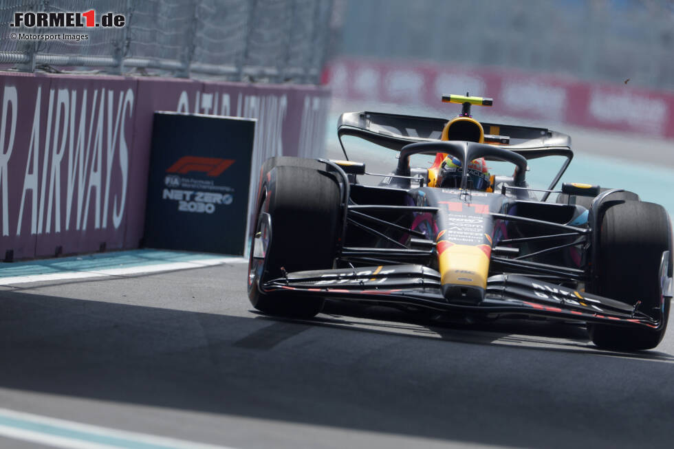 Foto zur News: ... sein Teamkollege Sergio Perez im zweiten Red Bull, der noch in Baku auf gleichem Niveau unterwegs war, in Miami aber gut eine halbe Sekunde hinter Verstappen zurückbleibt. Im zweiten Training ergibt das P4. Erster Verfolger von Verstappen ist ...