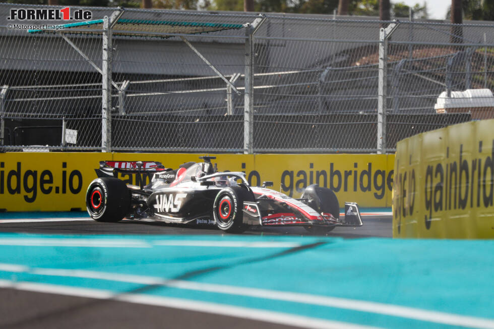 Foto zur News: ... sorgt unter anderem sein Haas-Teamkollege Kevin Magnussen für Aufregung, als er in der Schikane abfliegt und nur knapp nicht in die Banden einschlägt. Zu einem Unfall kommt es aber doch, weil ...