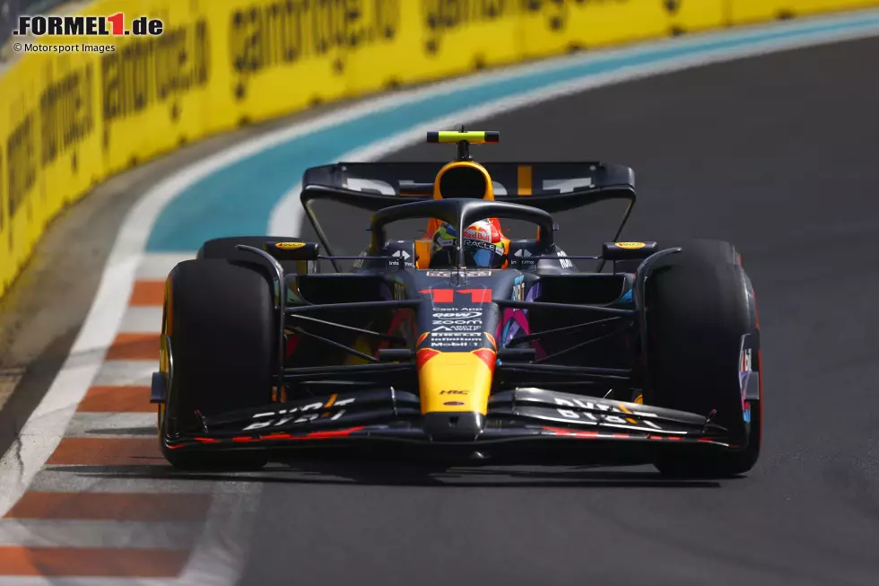 Foto zur News: ... Sergio Perez im Red Bull RB19 überraschend auf der Poleposition, weil er im Gegensatz zu Leclerc und Verstappen gleich die erste Q3-Runde perfekt erwischt hat, mit 1:26.841 Minuten auf Soft. Und hinter ihm geht es nicht minder überraschend zu, denn ...