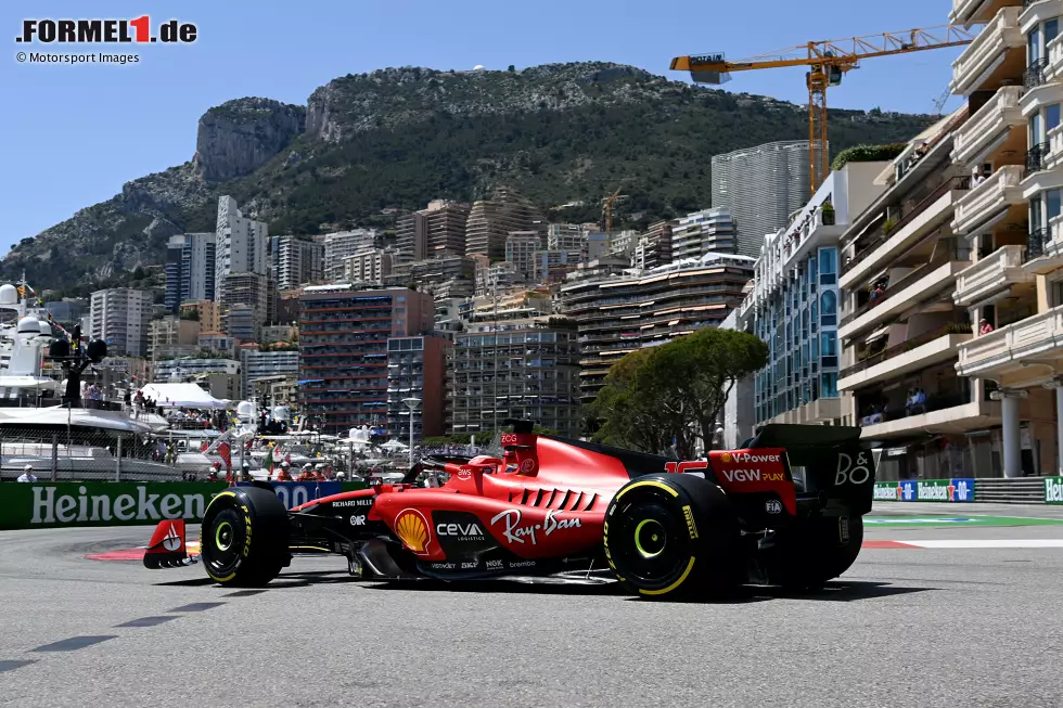 Foto zur News: ... Charles Leclerc im anderen Ferrari: Es fehlen nur 0,065 Sekunden auf Verstappen. Dritter wird Sainz, weitere 0,042 Sekunden zurück.  Die Top 3 liegen am Freitag also fast innerhalb von nur einer Zehntelsekunde! Eine weitere ...