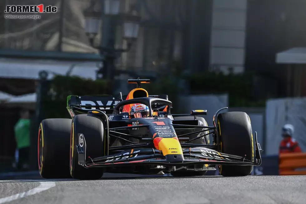 Foto zur News: ... steht Verstappen im Red Bull längst vorne, und er bleibt es auch: 1:12.462 Minuten auf Soft bedeuten die Tagesbestzeit für ihn. Fast dran ist ...