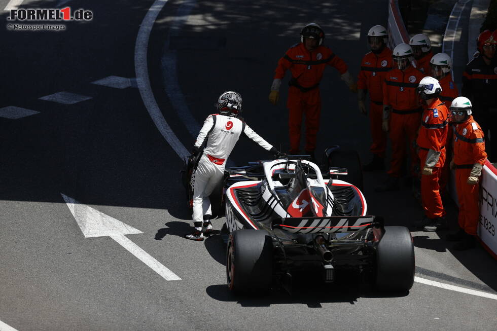 Foto zur News: ... Kevin Magnussen im Haas VF-23: Er rutscht in Kurve 1 von der Strecke und in den &quot;Notausgang&quot; hinein, wendet dort mühsam und mit Rückwärtsgang, bleibt wenig später bei Kurve 8 liegen: Hydraulik, vielleicht vom Rückwärtsfahren verursacht. Noch schlimmer ...