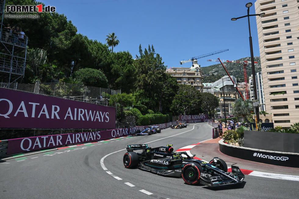 Foto zur News: ... Carlos Sainz im zweiten Ferrari belegt Hamilton (Foto) im Mercedes die sechste Position, allerdings ohne Chance auf einen Spitzenplatz. Mit P10 ...