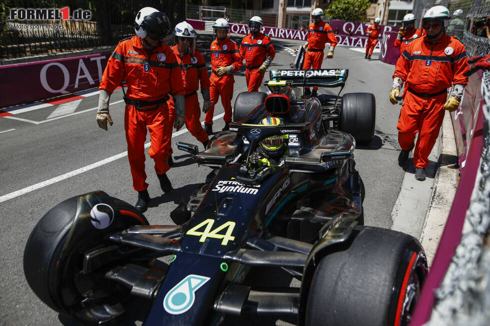 Foto zur News: ... erwischt es Lewis Hamilton im Mercedes W14 kurz vor Schluss der Einheit: Bei Mirabeau fliegt er ab und landet in den Banden, die Vorderrad-Aufhängung ist futsch und das Training endet unter Rot. Im Qualifying ...