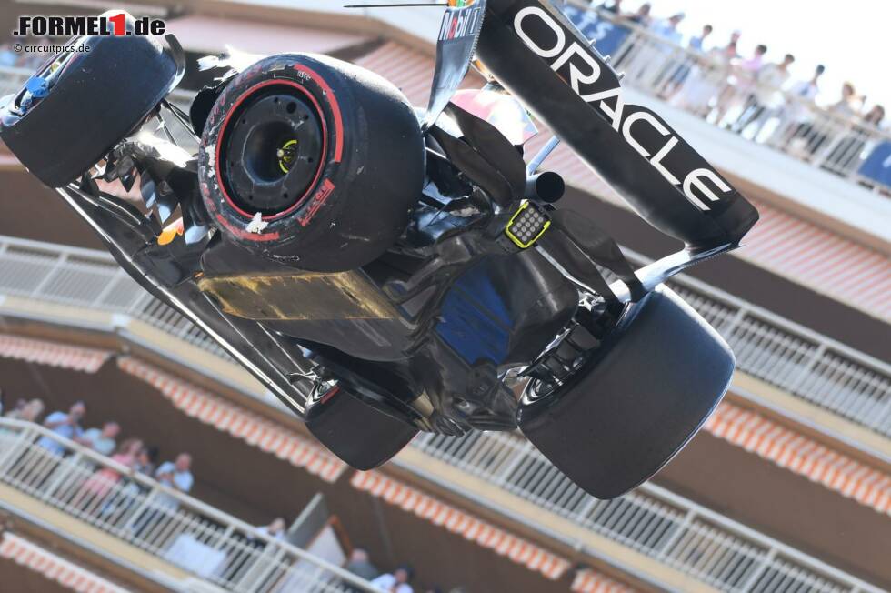 Foto zur News: ... dann der nächste Unfall: Schon in Q1 rumst Perez in Kurve 1 in die Banden und zerlegt seinen Red Bull, bleibt sofort liegen und scheidet aus. Damit ist ein Topauto nicht mehr im Rennen um die Poleposition in Monaco, die ...