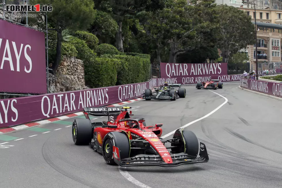 Foto zur News: ... P6 für Charles Leclerc (Foto) und mit P8 für Carlos Sainz nimmt Ferrari mit seinen beiden SF-23 den zweiten Alpine von Pierre Gasly in die Zange, dahinter runden die beiden ...