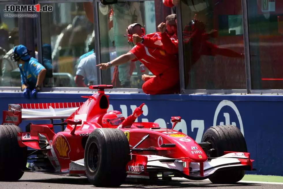 Foto zur News: 9. Meiste Siege bei einem Grand Prix: Gewinnt Lewis Hamilton in Silverstone oder Budapest, ist Michael Schumacher einen Rekord los. Der Brite gewann bei den beiden Rennen nämlich jeweils achtmal, genau wie Schumacher in Frankreich. Ein Sieg könnte den Mercedes-Piloten alleine an die Spitze bringen, wie auch beim wichtigsten Rekord ...