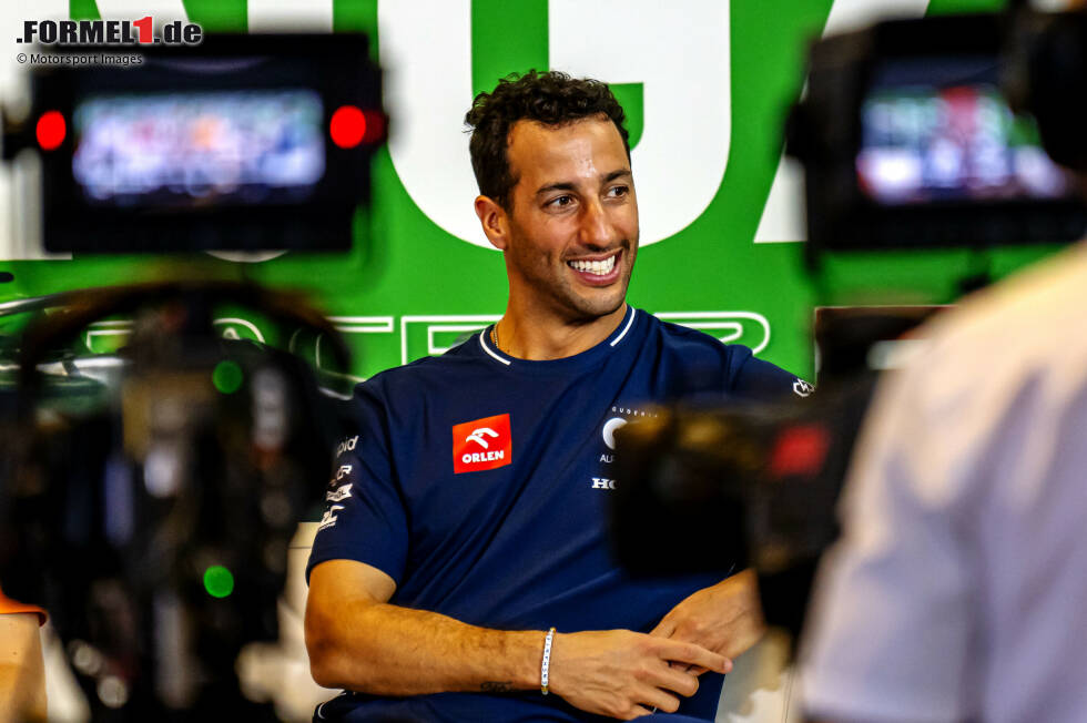 Foto zur News: ... stellt sich bei der FIA-Pressekonferenzen auch gleich den Fragen der Journalisten. Bei der traditionellen Donnerstags-PK trifft Ricciardo zudem auf ...