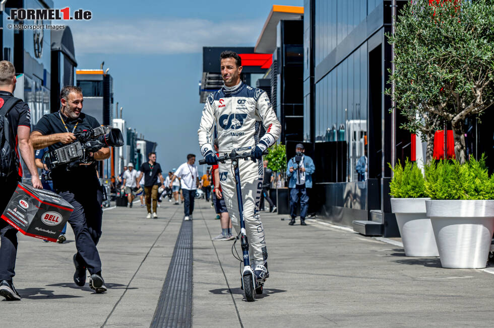 Foto zur News: ... schwingt sich Ricciardo auf einen Scooter und saust in voller Montur durch das Formel-1-Fahrerlager in Ungarn, weil er ...