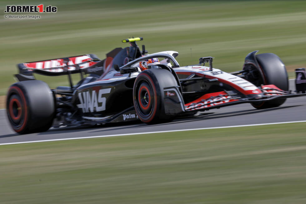 Foto zur News: ... Nico Hülkenberg im Haas VF-23: Der Deutsche beendet den ersten Trainingstag auf P7, acht Zehntel hinter der Spitze und gut eine halbe Sekunde vor Teamkollege Kevin Magnussen. Und: Haas hat viel probiert für die Longruns im Rennen und dafür reichlich Trainingszeit geopfert. Im Gegensatz ...