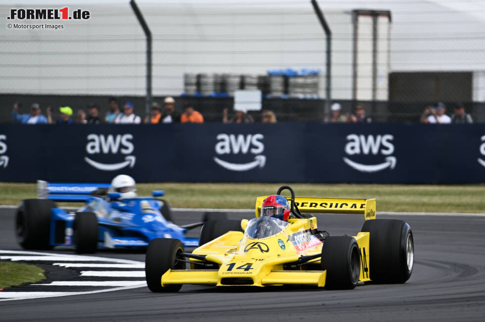 Foto zur News: Legenden-Parade in Silverstone: Im Rahmenprogramm der Formel 1 sind alte Grand-Prix-Fahrzeuge zu sehen, die bei Demorunden die Formel-1-Vergangenheit aufleben lassen. Und hier sind die Bilder-Höhepunkte dazu!