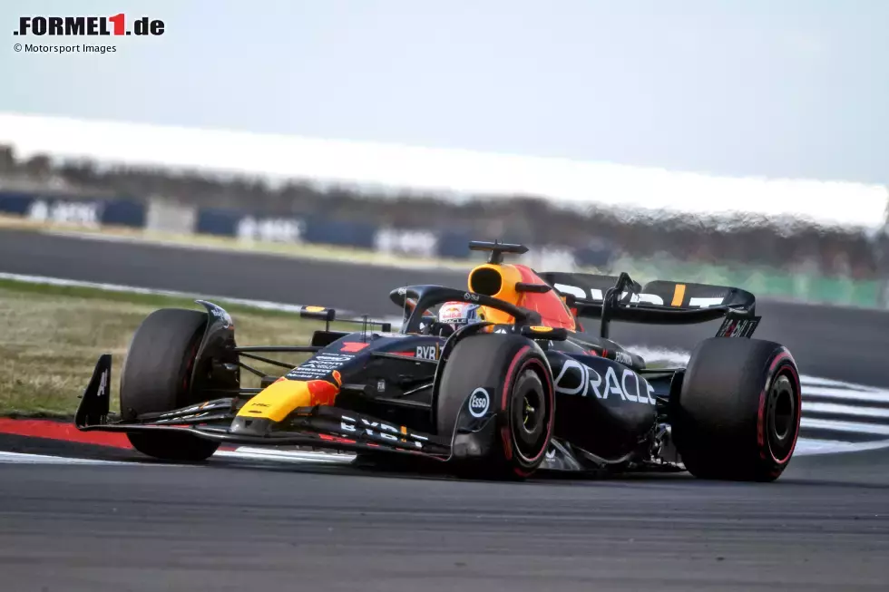 Foto zur News: ... wird Max Verstappen im Red Bull RB19 seiner Favoritenrolle gerecht und ist mit 1:26.720 Minuten auf Soft klar vorne. Nicht überraschend ist sein Vorsprung von zweieinhalb Zehnteln, wohl aber ...