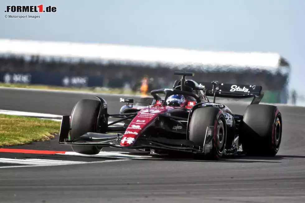 Foto zur News: ... Zhou-Teamkollege Valtteri Bottas: Er rollt nach dem ersten Segment aus und kann gar nicht an Q2 teilnehmen, bekommt damit automatisch Startplatz 15 zugewiesen - und wird später mangels ausreichend Sprit im Tank disqualifiziert. Zhou belegt P18 unter 20 Fahrern. Ganz vorne ...