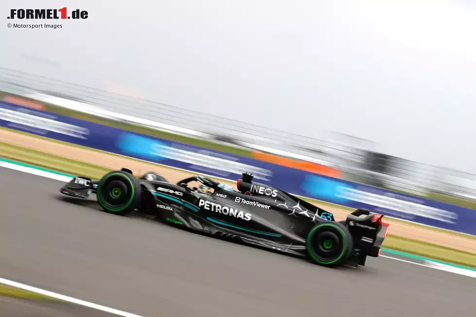 Foto zur News: ... George Russell im Mercedes W14, der seinerseits Publikumsliebling Lewis Hamilton um ein halbes Zehntel hinter sich lässt. Dann folgt schon ...