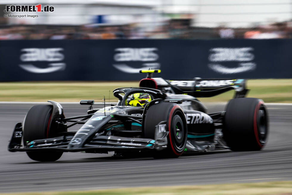 Foto zur News: ... lässt dabei auch Lewis Hamilton im Mercedes W14 hinter sich, der ihn rundenlang unter Druck setzt, aber keinen Weg vorbei findet. Hamilton profitiert von der Gelbphase und einem guten Stopp-Timing und rückt so von Startplatz sieben auf P3 vor, auf Kosten von ...