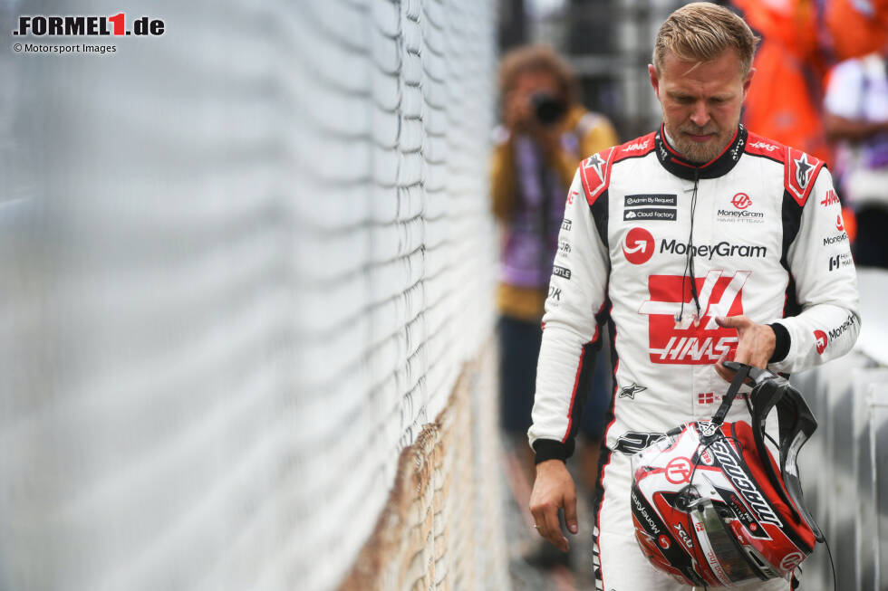 Foto zur News: ... Kevin Magnussen dagegen scheidet aus: Motorschaden. Auf seinen Ausfall folgt die Safety-Car-Phase, die vielen Fahrern einen Gratis-Stopp ermöglicht und das Ergebnis durcheinander bringt. Gar kein Ergebnis ...